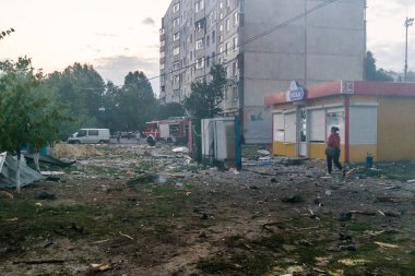 18 Ağustos 2025 'te Kharkiv, Ukrayna' da bir yerleşim yeri 18 Ağustos sabahı büyük bir Rus İHA saldırısına uğradı. Birkaç daire yanıyordu ve çatı yıkılmıştı..