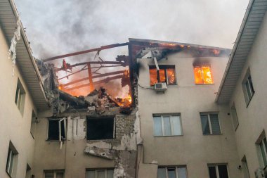 18 Ağustos 2025 'te Kharkiv, Ukrayna' da bir yerleşim yeri 18 Ağustos sabahı büyük bir Rus İHA saldırısına uğradı. Birkaç daire yanıyordu ve çatı yıkılmıştı..