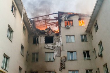 18 Ağustos 2025 'te Kharkiv, Ukrayna' da bir yerleşim yeri 18 Ağustos sabahı büyük bir Rus İHA saldırısına uğradı. Birkaç daire yanıyordu ve çatı yıkılmıştı..