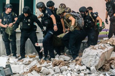 Kharkiv, Ukrayna, 18 Ağustos 2025. Ağır bir Rus İHA saldırısından sonra bir adamın cesedi molozlardan çıkarıldı. Birkaç daire yanıyordu..