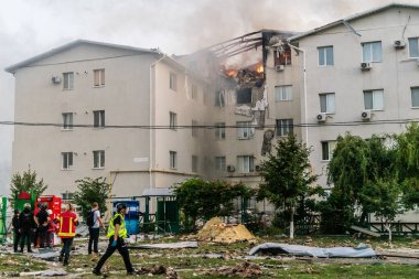 18 Ağustos 2025 'te Kharkiv, Ukrayna' da bir yerleşim yeri 18 Ağustos sabahı büyük bir Rus İHA saldırısına uğradı. Birkaç daire yanıyordu ve çatı yıkılmıştı..