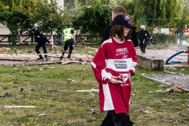 Kharkiv, Ukrayna, 18 Ağustos 2025 'te Kharkiv kentine yapılan büyük bir Rus İHA saldırısının ardından siviller tahliye edildi. Birkaç daire yanıyordu..