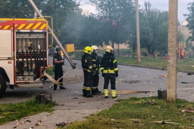 Kharkiv, Ukrayna, 18 Ağustos 2025. İtfaiyeciler 18 Ağustos sabahı büyük bir Rus İHA saldırısının vurduğu bir yerleşim yerindeler. Birkaç daire yanıyor..