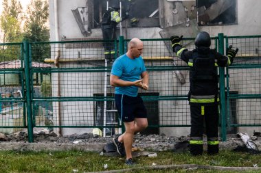 Kharkiv, Ukrayna, 18 Ağustos 2025 'te Kharkiv kentine yapılan büyük bir Rus İHA saldırısının ardından siviller tahliye edildi. Birkaç daire yanıyordu..