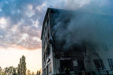 18 Ağustos 2025 'te Kharkiv, Ukrayna' da bir yerleşim yeri 18 Ağustos sabahı büyük bir Rus İHA saldırısına uğradı. Birkaç daire yanıyordu ve çatı yıkılmıştı..