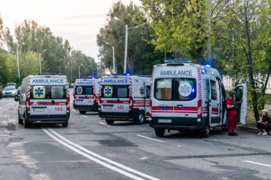 Kharkiv, Ukrayna, 18 Ağustos 2025. Ambulanslar 18 Ağustos sabahı büyük bir Rus İHA saldırısının vurduğu bir yerleşim yerindeler. Birkaç daire yanıyor..