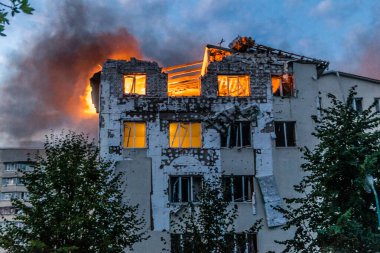 18 Ağustos 2025 'te Kharkiv, Ukrayna' da bir yerleşim yeri 18 Ağustos sabahı büyük bir Rus İHA saldırısına uğradı. Birkaç daire yanıyordu ve çatı yıkılmıştı..