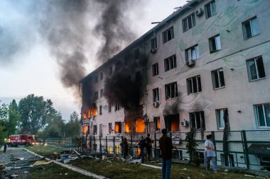 18 Ağustos 2025 'te Kharkiv, Ukrayna' da bir yerleşim yeri 18 Ağustos sabahı büyük bir Rus İHA saldırısına uğradı. Birkaç daire yanıyordu ve çatı yıkılmıştı..