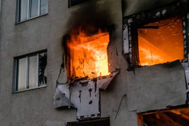 18 Ağustos 2025 'te Kharkiv, Ukrayna' da bir yerleşim yeri 18 Ağustos sabahı büyük bir Rus İHA saldırısına uğradı. Birkaç daire yanıyordu ve çatı yıkılmıştı..