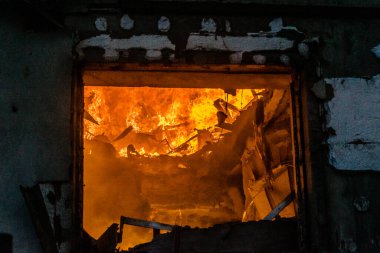 18 Ağustos 2025 'te Kharkiv, Ukrayna' da bir yerleşim yeri 18 Ağustos sabahı büyük bir Rus İHA saldırısına uğradı. Birkaç daire yanıyordu ve çatı yıkılmıştı..