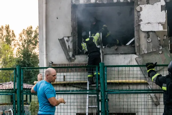 Kharkiv, Ukrayna, 18 Ağustos 2025. İtfaiyeciler 18 Ağustos sabahı büyük bir Rus İHA saldırısının vurduğu bir yerleşim yerindeler. Birkaç daire yanıyor..