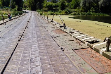 Donbass, Ukrayna, 20 Ağustos 2025 Ukrayna ordusu tarafından Ukrayna 'nın büyük taarruzu ve işgali sırasında Rus uçakları tarafından yıkılan köprünün yerini almak için kurulan yüzen köprü..