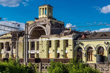 Donbass, Ukrayna, 20 Ağustos 2025 Donbass yolları büyük yıkımlarla ve özellikle 2022 'de Rusya' nın tam ölçekli işgalinden sonra kıyametsel bir manzarayla harabe haline geldi..