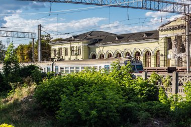 Donbass, Ukrayna, 20 Ağustos 2025 Donbass yolları büyük yıkımlarla ve özellikle 2022 'de Rusya' nın tam ölçekli işgalinden sonra kıyametsel bir manzarayla harabe haline geldi..