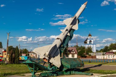 Donbass, Ukrayna, 20 Ağustos 2025 Donbass yolları büyük yıkımlarla ve özellikle 2022 'de Rusya' nın tam ölçekli işgalinden sonra kıyametsel bir manzarayla harabe haline geldi..