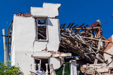 Donbass, Ukrayna, 20 Ağustos 2025 Donbass yolları büyük yıkımlarla ve özellikle 2022 'de Rusya' nın tam ölçekli işgalinden sonra kıyametsel bir manzarayla harabe haline geldi..