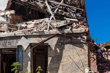 Donbass, Ukrayna, 20 Ağustos 2025 Donbass yolları büyük yıkımlarla ve özellikle 2022 'de Rusya' nın tam ölçekli işgalinden sonra kıyametsel bir manzarayla harabe haline geldi..