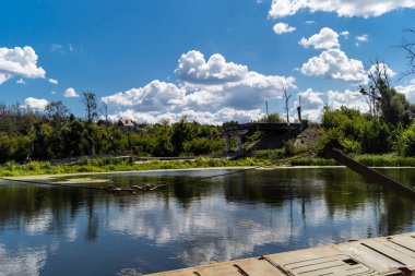 Donbass, Ukrayna, 20 Ağustos 2025 Ukrayna ordusu tarafından Ukrayna 'nın büyük taarruzu ve işgali sırasında Rus uçakları tarafından yıkılan köprünün yerini almak için kurulan yüzen köprü..