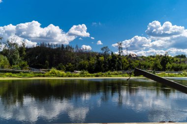 Donbass, Ukrayna, 20 Ağustos 2025 Ukrayna ordusu tarafından Ukrayna 'nın büyük taarruzu ve işgali sırasında Rus uçakları tarafından yıkılan köprünün yerini almak için kurulan yüzen köprü..