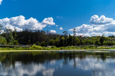 Donbass, Ukrayna, 20 Ağustos 2025 Ukrayna ordusu tarafından Ukrayna 'nın büyük taarruzu ve işgali sırasında Rus uçakları tarafından yıkılan köprünün yerini almak için kurulan yüzen köprü..