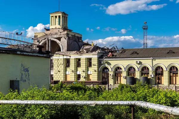 Donbass, Ukrayna, 20 Ağustos 2025 Donbass yolları büyük yıkımlarla ve özellikle 2022 'de Rusya' nın tam ölçekli işgalinden sonra kıyametsel bir manzarayla harabe haline geldi..