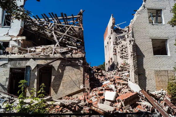 Donbass, Ukrayna, 20 Ağustos 2025 Donbass yolları büyük yıkımlarla ve özellikle 2022 'de Rusya' nın tam ölçekli işgalinden sonra kıyametsel bir manzarayla harabe haline geldi..