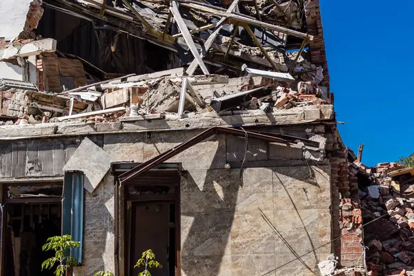 Donbass, Ukrayna, 20 Ağustos 2025 Donbass yolları büyük yıkımlarla ve özellikle 2022 'de Rusya' nın tam ölçekli işgalinden sonra kıyametsel bir manzarayla harabe haline geldi..