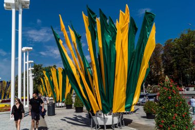 Kharkiv, Ukrayna, 23 Ağustos 2025, Ukrayna Ulusal Bayrak Günü, mavi gökyüzünü ve buğday tarlalarını temsil eden mavi ve sarı bayrak, ülke sembollerini onurlandırmak için kutlandı..