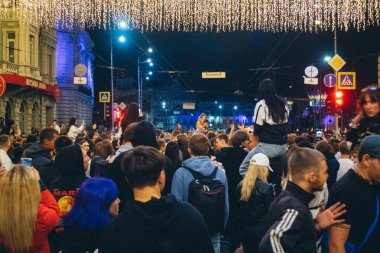 Kharkiv, Ukrayna, 23 Ağustos 2025. Gençler Ukrayna 'nın Ulusal Bayrak Günü' ne katılıyor ve ayrıca Kharkiv Şehir Günü 'nü sokaklarda dans ederek ve şarkı söyleyerek kutluyorlar..