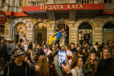 Kharkiv, Ukrayna, 23 Ağustos 2025. Gençler Ukrayna 'nın Ulusal Bayrak Günü' ne katılıyor ve ayrıca Kharkiv Şehir Günü 'nü sokaklarda dans ederek ve şarkı söyleyerek kutluyorlar..