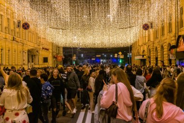 Kharkiv, Ukrayna, 23 Ağustos 2025. Gençler Ukrayna 'nın Ulusal Bayrak Günü' ne katılıyor ve ayrıca Kharkiv Şehir Günü 'nü sokaklarda dans ederek ve şarkı söyleyerek kutluyorlar..