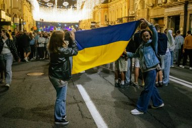 Kharkiv, Ukrayna, 23 Ağustos 2025. Gençler Ukrayna 'nın Ulusal Bayrak Günü' ne katılıyor ve ayrıca Kharkiv Şehir Günü 'nü sokaklarda dans ederek ve şarkı söyleyerek kutluyorlar..