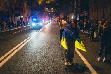 Kharkiv, Ukrayna, 23 Ağustos 2025. Gençler Ukrayna 'nın Ulusal Bayrak Günü' ne katılıyor ve ayrıca Kharkiv Şehir Günü 'nü sokaklarda dans ederek ve şarkı söyleyerek kutluyorlar..