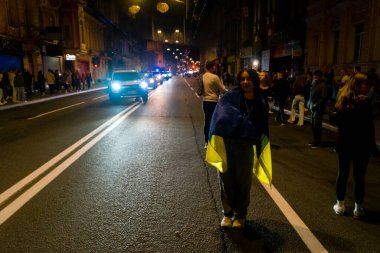 Kharkiv, Ukrayna, 23 Ağustos 2025. Gençler Ukrayna 'nın Ulusal Bayrak Günü' ne katılıyor ve ayrıca Kharkiv Şehir Günü 'nü sokaklarda dans ederek ve şarkı söyleyerek kutluyorlar..