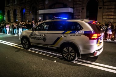 Kharkiv, Ukrayna, 23 Ağustos 2025 Ukrayna Ulusal Bayrak Günü 'ne katılan polis arabaları ve ayrıca Kharkiv Şehir Günü' nü korna çalarak ve ana caddede yürüyüş yaparak kutluyorlar..