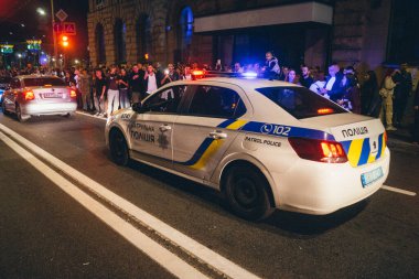 Kharkiv, Ukrayna, 23 Ağustos 2025 Ukrayna Ulusal Bayrak Günü 'ne katılan polis arabaları ve ayrıca Kharkiv Şehir Günü' nü korna çalarak ve ana caddede yürüyüş yaparak kutluyorlar..