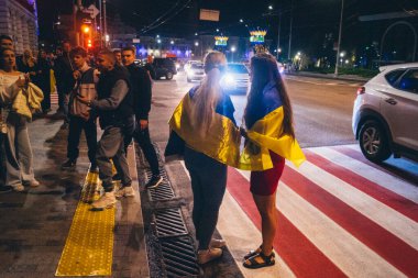 Kharkiv, Ukrayna, 23 Ağustos 2025. Gençler Ukrayna 'nın Ulusal Bayrak Günü' ne katılıyor ve ayrıca Kharkiv Şehir Günü 'nü sokaklarda dans ederek ve şarkı söyleyerek kutluyorlar..