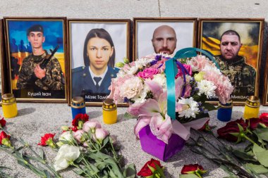 Kharkiv, Ukrayna, 24 Ağustos 2025 'te Rusya' ya karşı savaşta ölen askerlerin portreleri Anayasa Günü 'nde sergilendi..