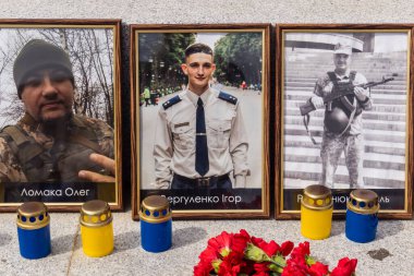 Kharkiv, Ukrayna, 24 Ağustos 2025 'te Rusya' ya karşı savaşta ölen askerlerin portreleri Anayasa Günü 'nde sergilendi..