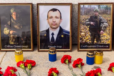 Kharkiv, Ukrayna, 24 Ağustos 2025 'te Rusya' ya karşı savaşta ölen askerlerin portreleri Anayasa Günü 'nde sergilendi..