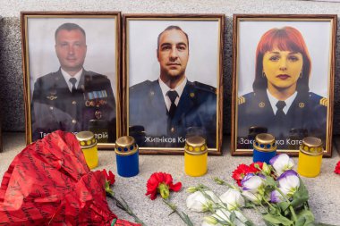 Kharkiv, Ukrayna, 24 Ağustos 2025 'te Rusya' ya karşı savaşta ölen askerlerin portreleri Anayasa Günü 'nde sergilendi..