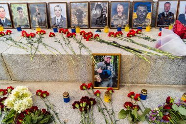 Kharkiv, Ukrayna, 24 Ağustos 2025 'te Rusya' ya karşı savaşta ölen askerlerin portreleri Anayasa Günü 'nde sergilendi..