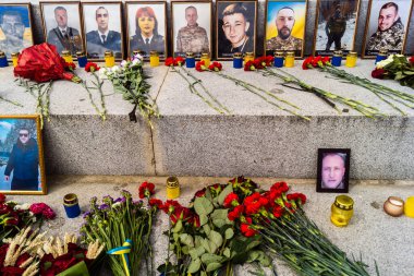 Kharkiv, Ukrayna, 24 Ağustos 2025 'te Rusya' ya karşı savaşta ölen askerlerin portreleri Anayasa Günü 'nde sergilendi..