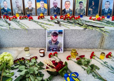 Kharkiv, Ukrayna, 24 Ağustos 2025 'te Rusya' ya karşı savaşta ölen askerlerin portreleri Anayasa Günü 'nde sergilendi..