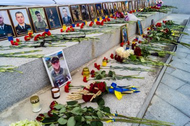 Kharkiv, Ukrayna, 24 Ağustos 2025 'te Rusya' ya karşı savaşta ölen askerlerin portreleri Anayasa Günü 'nde sergilendi..