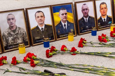 Kharkiv, Ukrayna, 24 Ağustos 2025 'te Rusya' ya karşı savaşta ölen askerlerin portreleri Anayasa Günü 'nde sergilendi..