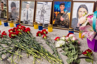 Kharkiv, Ukrayna, 24 Ağustos 2025 'te Rusya' ya karşı savaşta ölen askerlerin portreleri Anayasa Günü 'nde sergilendi..