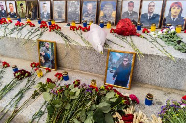 Kharkiv, Ukrayna, 24 Ağustos 2025 'te Rusya' ya karşı savaşta ölen askerlerin portreleri Anayasa Günü 'nde sergilendi..