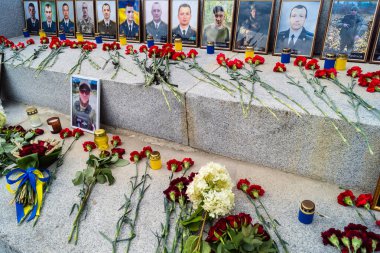 Kharkiv, Ukrayna, 24 Ağustos 2025 'te Rusya' ya karşı savaşta ölen askerlerin portreleri Anayasa Günü 'nde sergilendi..