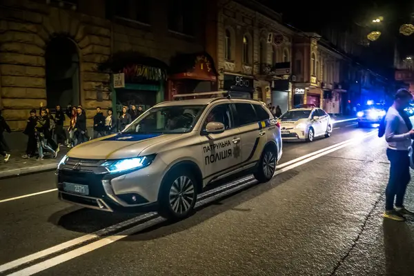 Kharkiv, Ukrayna, 23 Ağustos 2025 Ukrayna Ulusal Bayrak Günü 'ne katılan polis arabaları ve ayrıca Kharkiv Şehir Günü' nü korna çalarak ve ana caddede yürüyüş yaparak kutluyorlar..